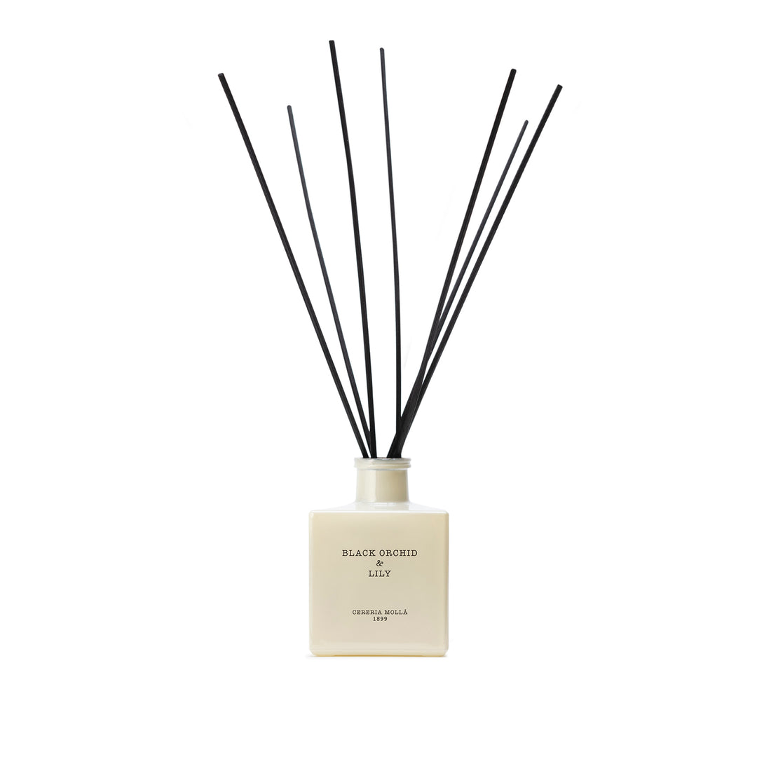 Diffuseur d'ambiance orchidée noire et lys avec bâtons de rotin noir au parfum floral et notes fruitées sucrées