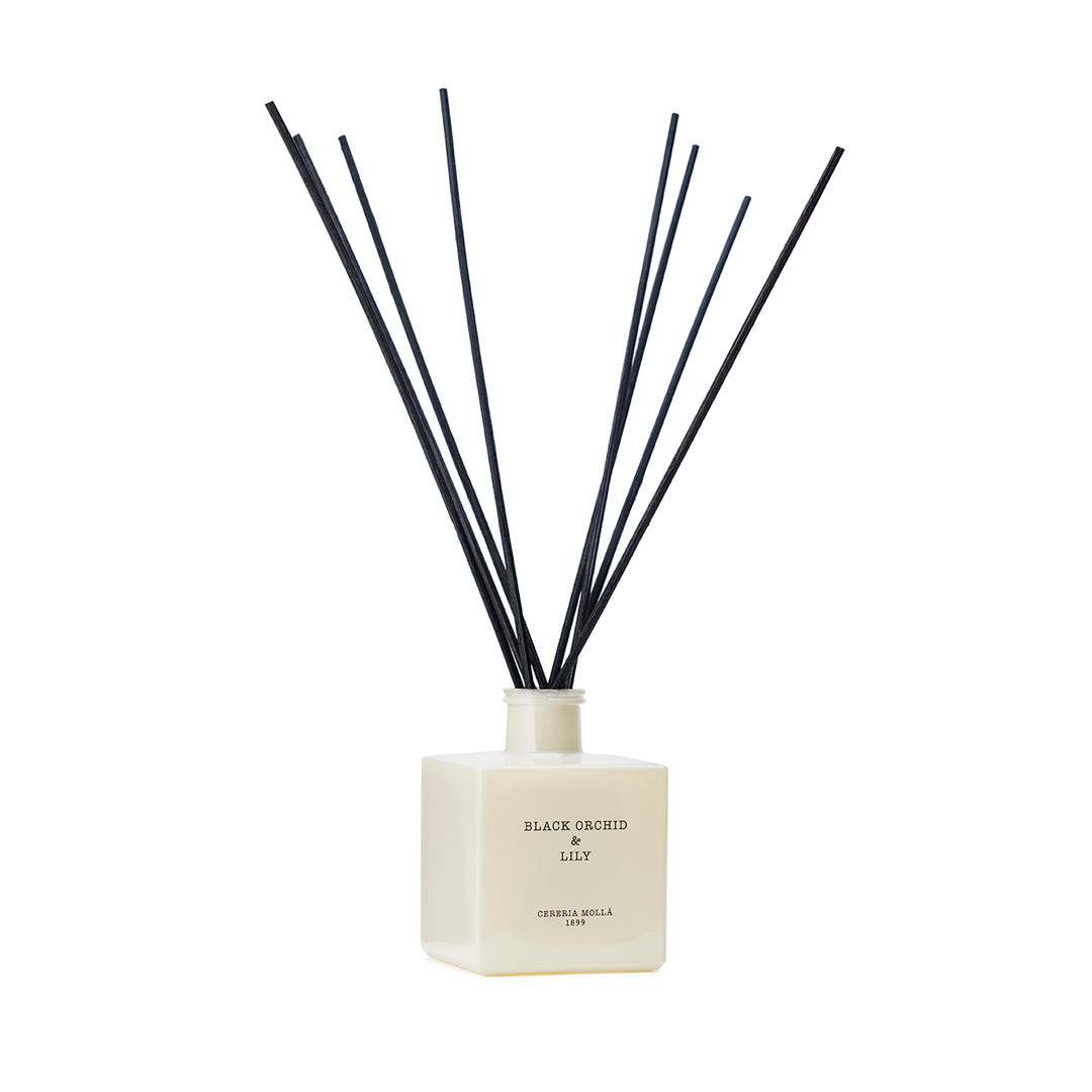 Diffuseur d'ambiance orchidée noire et lys avec bâtons de rotin noir au parfum floral et notes fruitées sucrées