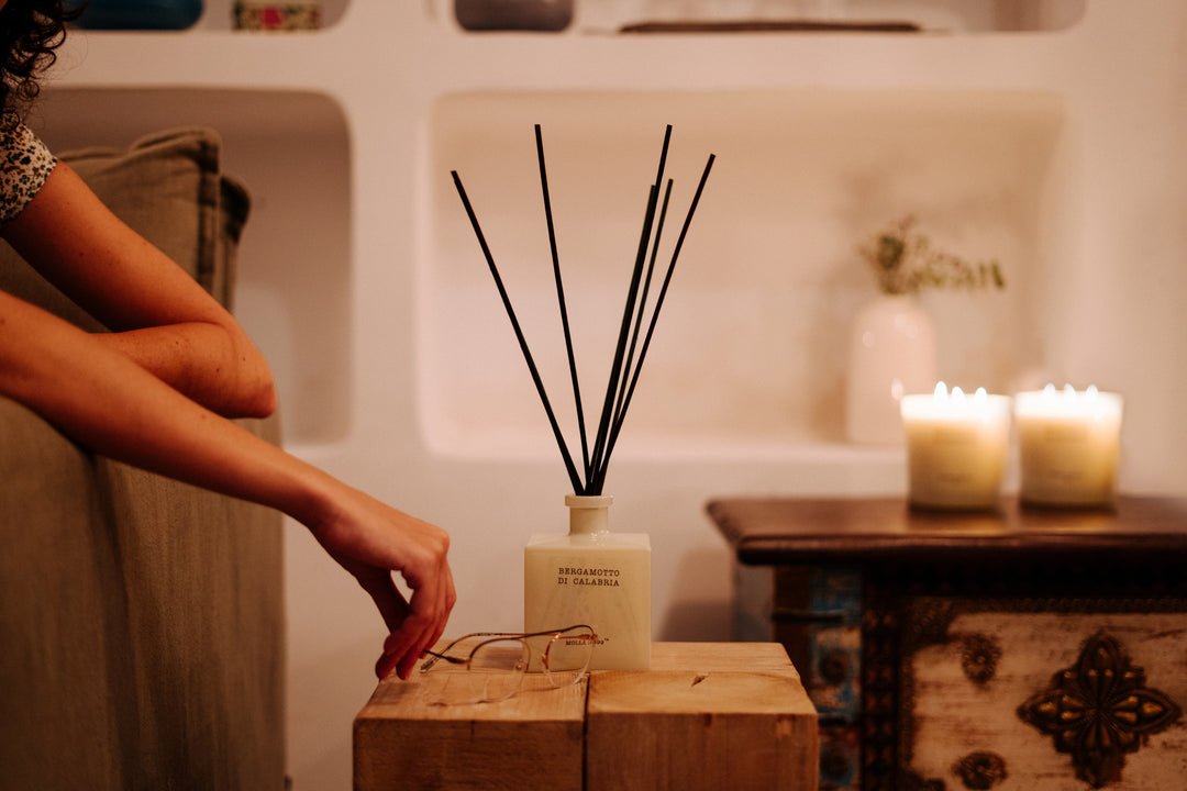 Diffuseur d'ambiance orchidée noire et lys avec bâtons de rotin noir au parfum floral et notes fruitées sucrées