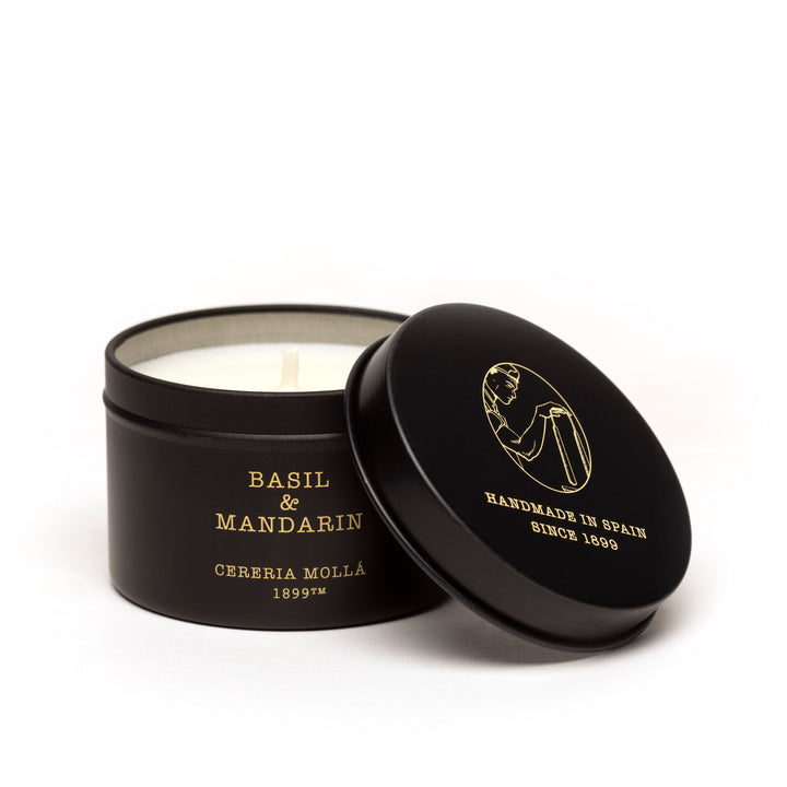 Bougie de voyage parfumée au basilic et à la mandarine dans un récipient en verre noir