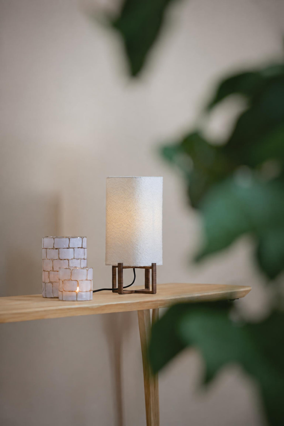 Lampada da tavolo Wyn in metallo Stampa effetto legno marrone scuro e bouclé crema 16,5 x 16,5 x 39 cm