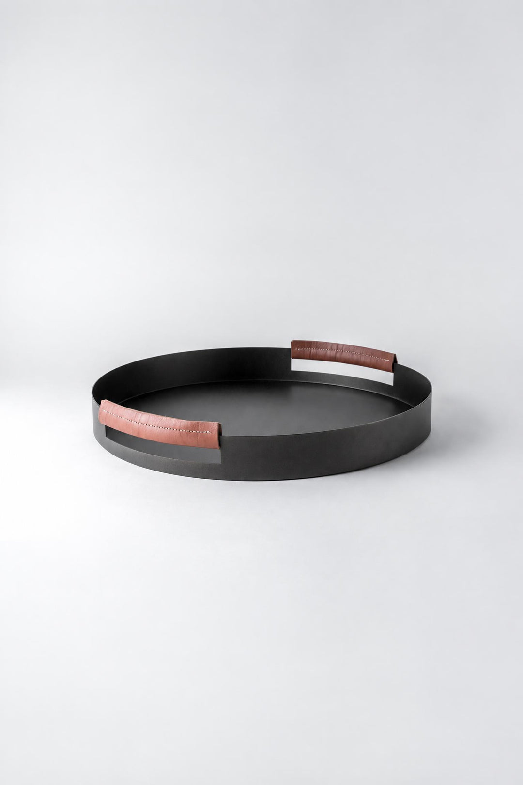 Vassoio Live/Ly marrone in alluminio verniciato con manici in cuoio