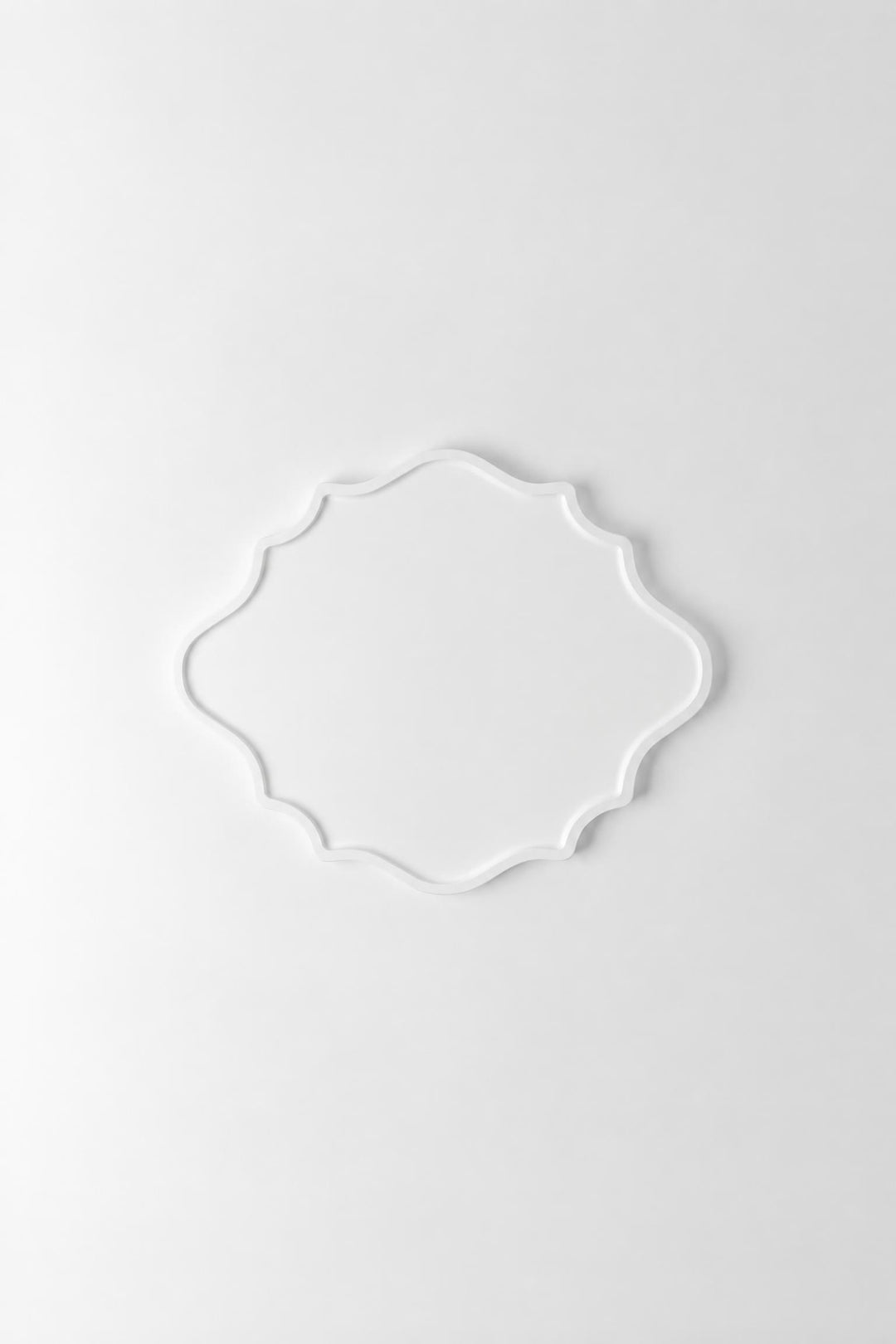 Vassoio Outline in legno bianco, dal profilo continuo e morbido