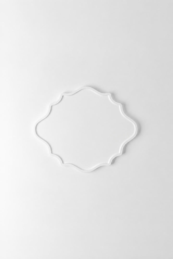 Vassoio Outline in legno bianco, dal profilo continuo e morbido